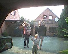 Es winken: Thea, Katja, Gernot, Onno, auf die sich schon wieder freuen: Claudia, Hannah und Ralf.